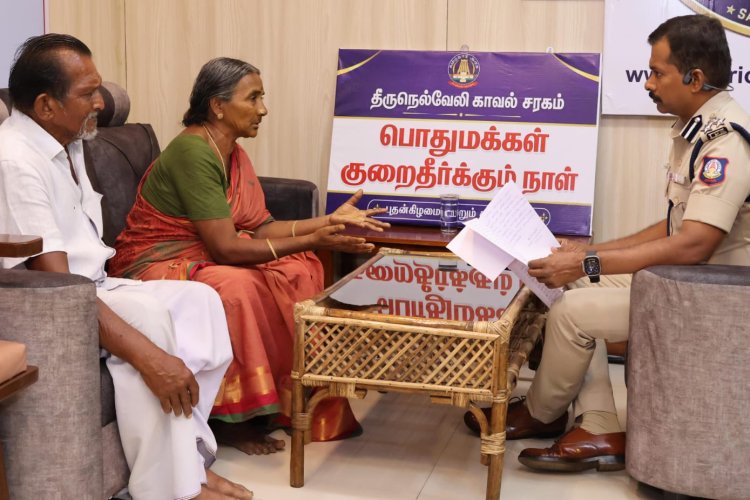 திருநெல்வேலி சரக காவல்துறை துணைத் தலைவர் முனைவர் இரா. திருநாவுக்கரசு, இ.கா.ப., அவர்கள் பொதுமக்களிடமிருந்து நேரடியாக மனுக்களைப் பெற்றார்.