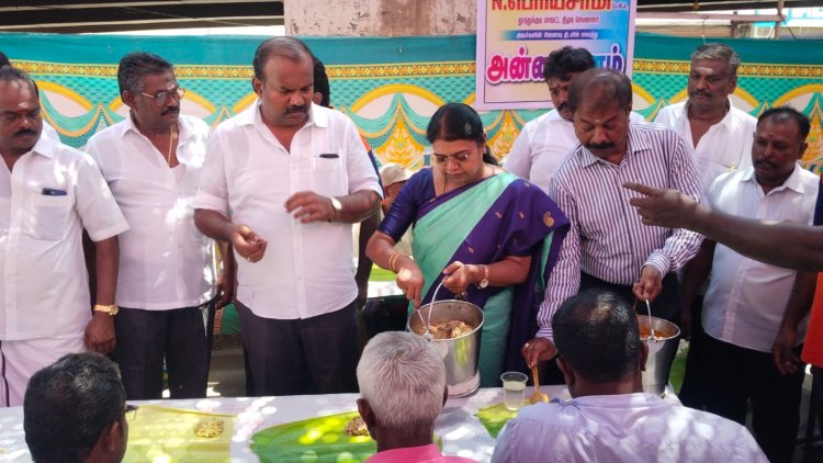 தூத்துக்குடி போத்தி விநாயகர் கோவிலில் நடைபெற்ற அன்னதானத்தை முன்னாள் அமைச்சர் கீதாஜீவன், மேயர் ஜெகன் பெரியசாமி தொடங்கி வைத்தனர்