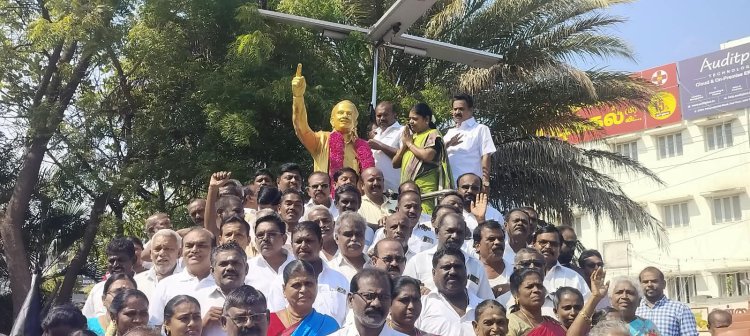 தூத்துக்குடியில் அண்ணா 118வது பிறந்தநாளையொட்டி அவரது சிலைக்கு முன்னாள் அமைச்சா் கீதாஜீவன் மேயர் ஜெகன் பெரியசாமி மாலை அணிவித்து மாியாதை