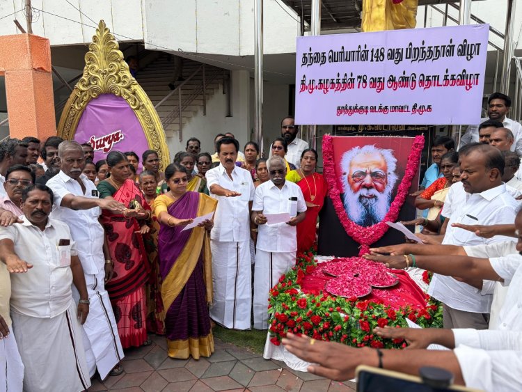 தூத்துக்குடியில் பெரியார் பிறந்த நாளையொட்டி அவரது சிலைக்கு மாலை அணிவித்து திமுக தொடக்க விழாவையொட்டி கொடியேற்றி இனிப்பு வழங்கினார் முன்னாள் அமைச்சர் கீதா ஜீவன் மேயர் ஜெகன் பெரியசாமி