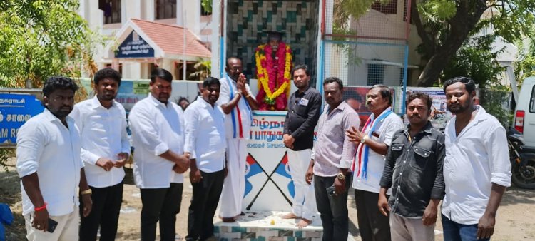 தூத்துக்குடி போல்டன்புரத்தில் உள்ள திவான் பகதூர் பெண்ணுரிமை காவலர் இரட்டைமலை சீனிவாசனார் 81 வது நினைவு ஆண்டை முன்னிட்டு அவரது உருவ சிலைக்கு புரட்சி பாரதம் கட்சி சார்பில் மாலை அணிவித்து மரியாதை செய்தனர்.