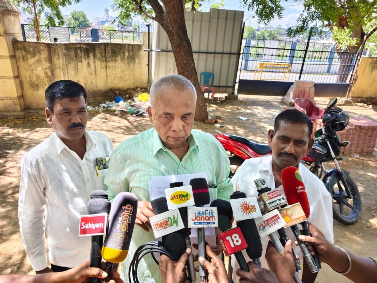 திருநெல்வேலி மண்டல கல்லூரிகள் இணை இயக்குனர் அலுவலகத்திற்கு வெளியே சமூக ஆர்வலர் குமரேசன் பேட்டி அளித்தார்.