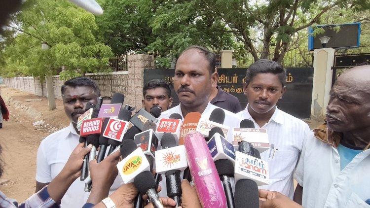 ஓட்டப்பிடாரம் தாலுகா, கீழஅரசடி பஞ்சாயத்தைச் சேர்ந்த துப்பாஸ்பட்டி மற்றும் அய்யனார்புரம் கிராம மக்கள், தங்களது பகுதியில் புதிதாகத் திறக்கப்பட்டுள்ள டாஸ்மாக் மதுபானக் கடையை உடனடியாக அகற்ற வலியுறுத்தி தூத்துக்குடி மாவட்ட ஆட்சியர் அலுவலகத்தில் மனு