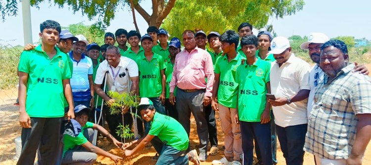 புனித மரியன்னை ஆண்கள் மேல்நிலைப் பள்ளி NSS சார்பில் மரக்கன்றுகள் நடுதல் மற்றும் விழிப்புணர்வு நிகழ்ச்சி