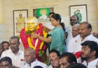 தூத்துக்குடியில் முத்துராமலிங்க தேவர் ஜெயந்தியை முன்னிட்டு அவரது சிலைக்கு முன்னாள் அமைச்சா் கீதாஜீவன் மேயர் ஜெகன் பெரியசாமி மாலை அணிவித்து மரியாதை