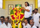 பெருந்தலைவர் மக்கள் நல சங்கத்தின் சார்பில் நடைபெற்ற இந்த நிகழ்ச்சிக்கு, அதன் *நிறுவன தலைவர் SP மாரியப்பன் நாடார்* தலைமை தாங்கி தேவர் சிலைக்கு மாலை அணிவித்து மரியாதை செலுத்தினார்.
