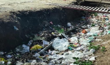 கீழ ஈராலில் அவலம்: கால்வாய் முழுவதும் பிளாஸ்டிக் பைகள், பேப்பர் கப்புகள், உணவு கழிவுகள், பிளாஸ்டிக் பாட்டில்கள், பாக்கெட் குப்பைகள் நிறைந்து தேங்கி கிடக்கிறது.