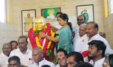 தூத்துக்குடியில் முத்துராமலிங்க தேவர் ஜெயந்தியை முன்னிட்டு அவரது சிலைக்கு முன்னாள் அமைச்சா் கீதாஜீவன் மேயர் ஜெகன் பெரியசாமி மாலை அணிவித்து மரியாதை