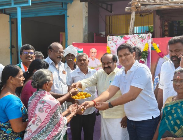 தூத்துக்குடியில் சிவாஜிகணேசன் பிறந்த நாளை முன்னிட்டு வடக்கு மாவட்ட காங்கிரஸ் தலைவர் பெருமாள்சாமி மாியாதை