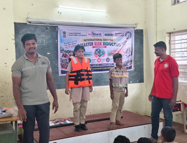 வடகிழக்கு பருவமழையை முன்னிட்டு தூத்துக்குடி மாநகராட்சி சார்பாக மாணவர்கள் மத்தியில் பேரிடர் மேலாண்மை குறித்த விழிப்புணர்வு