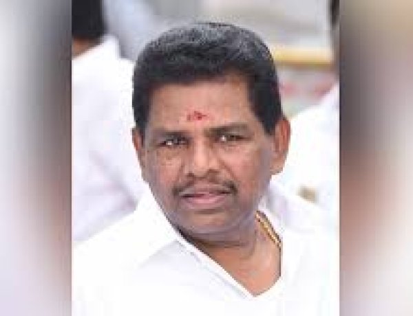 தூத்துக்குடி தெற்கு மாவட்ட தி.மு.க.,வில் குழப்பம் அரசியல் வட்டாரத்திலும், அதிகாரிகள் மத்தியிலும் நடக்கும் பரபரப்பு விஷயங்கள் குறித்து டீக்கடை பெஞ்சில் பேசப்பட்டது.