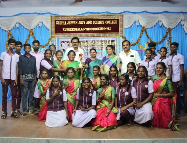 திறமைகளை வளா்த்துக்கொண்டால் எல்லாத்துறைகளிலும் வாழ்க்கையில் சாதிக்கலாம் குறுக்குசாலை கல்லூாி விழாவில் முன்னாள் அமைச்சா் கீதாஜீவன் பேசினாா்.