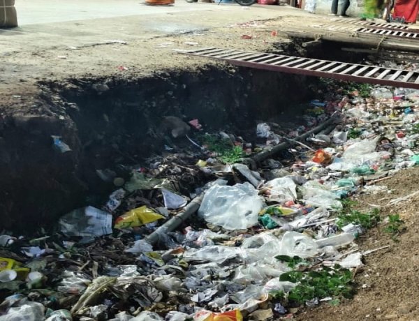 கீழ ஈராலில் அவலம்: கால்வாய் முழுவதும் பிளாஸ்டிக் பைகள், பேப்பர் கப்புகள், உணவு கழிவுகள், பிளாஸ்டிக் பாட்டில்கள், பாக்கெட் குப்பைகள் நிறைந்து தேங்கி கிடக்கிறது.