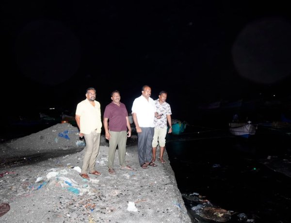 தூத்துக்குடி மாநகராட்சி பகுதியில் கொட்டும் மழையில் மழை நீர் ஓடையில் சீராக செல்கிறதா மேயர் ஜெகன் பொியசாமி ஆய்வு.