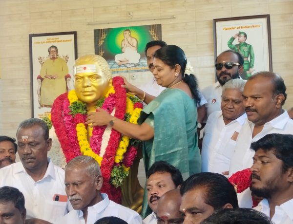 தூத்துக்குடியில் முத்துராமலிங்க தேவர் ஜெயந்தியை முன்னிட்டு அவரது சிலைக்கு முன்னாள் அமைச்சா் கீதாஜீவன் மேயர் ஜெகன் பெரியசாமி மாலை அணிவித்து மரியாதை