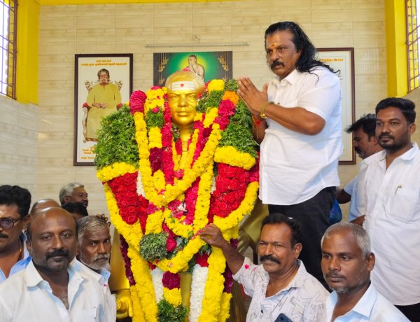 பெருந்தலைவர் மக்கள் நல சங்கத்தின் சார்பில் நடைபெற்ற இந்த நிகழ்ச்சிக்கு, அதன் *நிறுவன தலைவர் SP மாரியப்பன் நாடார்* தலைமை தாங்கி தேவர் சிலைக்கு மாலை அணிவித்து மரியாதை செலுத்தினார்.