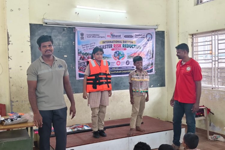 வடகிழக்கு பருவமழையை முன்னிட்டு தூத்துக்குடி மாநகராட்சி சார்பாக மாணவர்கள் மத்தியில் பேரிடர் மேலாண்மை குறித்த விழிப்புணர்வு