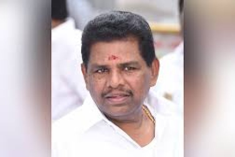 தூத்துக்குடி தெற்கு மாவட்ட தி.மு.க.,வில் குழப்பம் அரசியல் வட்டாரத்திலும், அதிகாரிகள் மத்தியிலும் நடக்கும் பரபரப்பு விஷயங்கள் குறித்து டீக்கடை பெஞ்சில் பேசப்பட்டது.