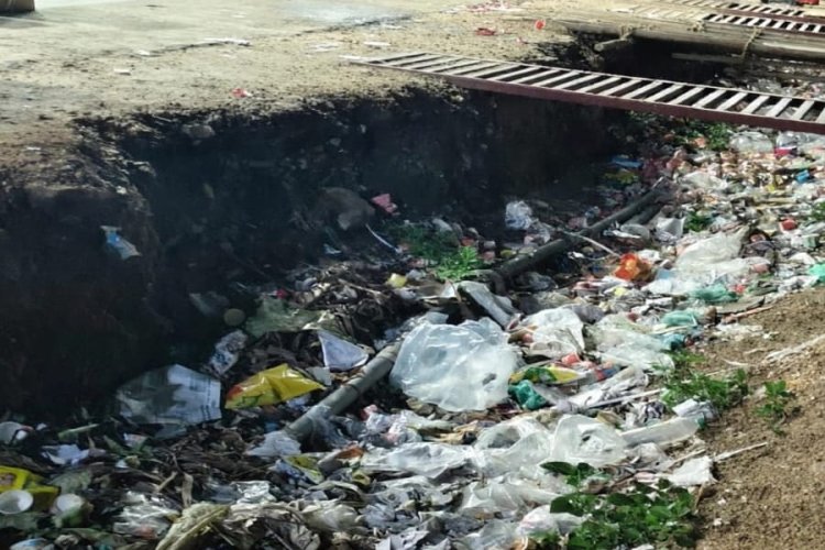 கீழ ஈராலில் அவலம்: கால்வாய் முழுவதும் பிளாஸ்டிக் பைகள், பேப்பர் கப்புகள், உணவு கழிவுகள், பிளாஸ்டிக் பாட்டில்கள், பாக்கெட் குப்பைகள் நிறைந்து தேங்கி கிடக்கிறது.