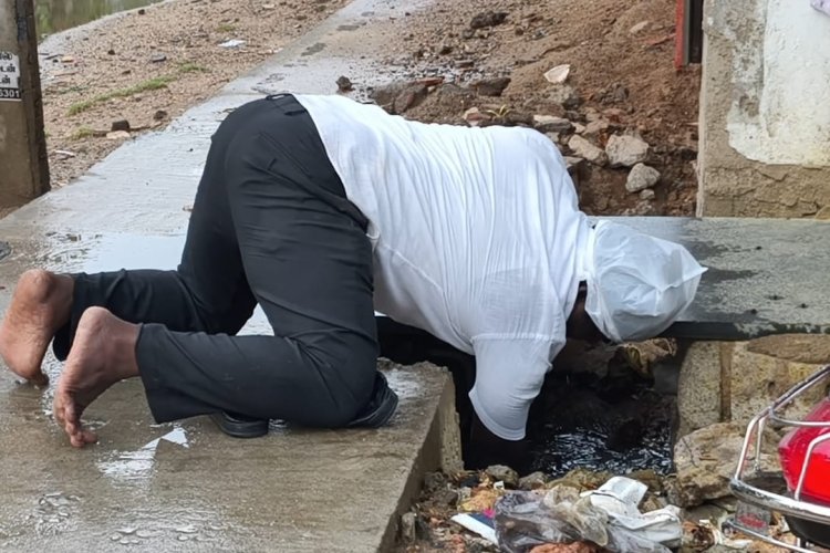 தூத்துக்குடி மாநகராட்சி அதிகாரிகள் ஒத்துழைப்பு இல்லை. திமுக மாமன்ற உறுப்பினர் கழிவுநீர் வடிகாலில் தேங்கியுள்ள குப்பைகளை அகற்றும் நிலைமை.