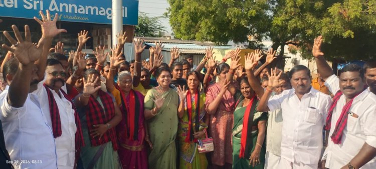 தாராபுரம் தொகுதியில் திமுக வேட்பாளா் சுகன்யாவிற்கு உதயசூாியன் சின்னத்தில் கீதாஜீவன் வாக்கு சேகாித்தாா்.