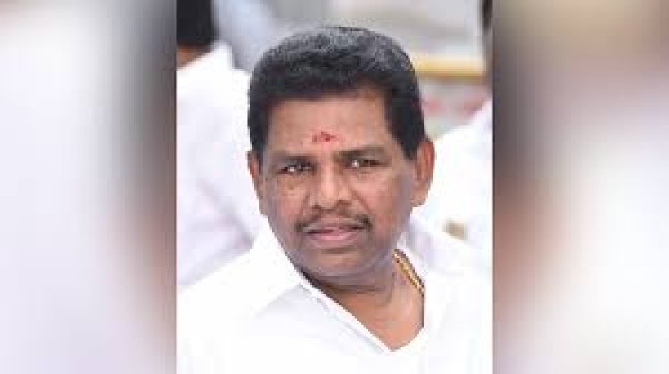 தூத்துக்குடி தெற்கு மாவட்ட தி.மு.க.,வில் குழப்பம் அரசியல் வட்டாரத்திலும், அதிகாரிகள் மத்தியிலும் நடக்கும் பரபரப்பு விஷயங்கள் குறித்து டீக்கடை பெஞ்சில் பேசப்பட்டது.
