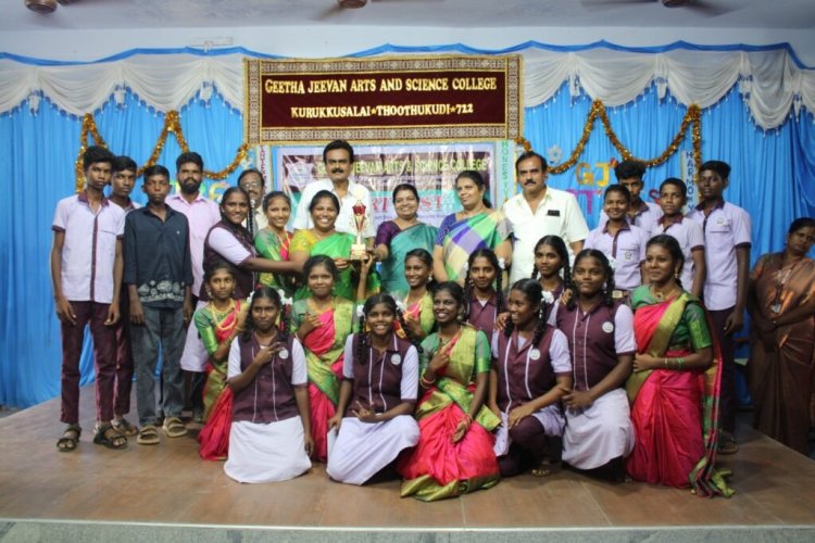 திறமைகளை வளா்த்துக்கொண்டால் எல்லாத்துறைகளிலும் வாழ்க்கையில் சாதிக்கலாம் குறுக்குசாலை கல்லூாி விழாவில் முன்னாள் அமைச்சா் கீதாஜீவன் பேசினாா்.