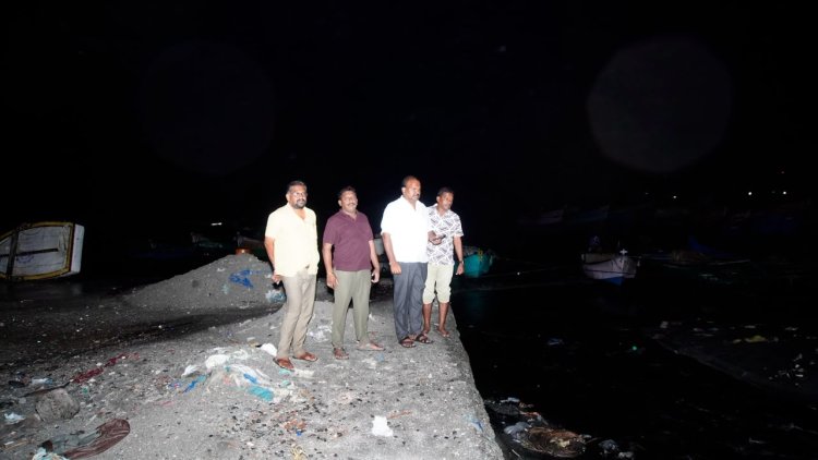 தூத்துக்குடி மாநகராட்சி பகுதியில் கொட்டும் மழையில் மழை நீர் ஓடையில் சீராக செல்கிறதா மேயர் ஜெகன் பொியசாமி ஆய்வு.