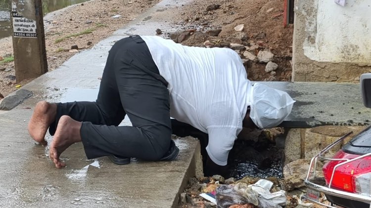 தூத்துக்குடி மாநகராட்சி அதிகாரிகள் ஒத்துழைப்பு இல்லை. திமுக மாமன்ற உறுப்பினர் கழிவுநீர் வடிகாலில் தேங்கியுள்ள குப்பைகளை அகற்றும் நிலைமை.