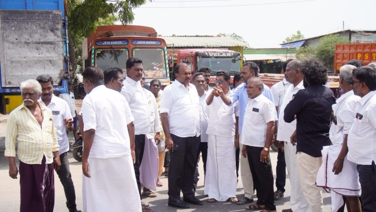 முத்தையாபுரம் பகுதி பொதுமக்கள் சந்தித்து கோரிக்கை. உடனடியாக பணிகளை துவக்கிய மேயா் ஜெகன் பொியசாமிக்கு பாராட்டு