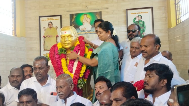 தூத்துக்குடியில் முத்துராமலிங்க தேவர் ஜெயந்தியை முன்னிட்டு அவரது சிலைக்கு முன்னாள் அமைச்சா் கீதாஜீவன் மேயர் ஜெகன் பெரியசாமி மாலை அணிவித்து மரியாதை