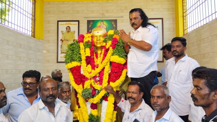 பெருந்தலைவர் மக்கள் நல சங்கத்தின் சார்பில் நடைபெற்ற இந்த நிகழ்ச்சிக்கு, அதன் *நிறுவன தலைவர் SP மாரியப்பன் நாடார்* தலைமை தாங்கி தேவர் சிலைக்கு மாலை அணிவித்து மரியாதை செலுத்தினார்.