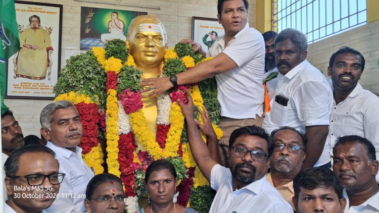 தூத்துக்குடி வடக்கு மாவட்ட காங்கிரஸ் சார்பில் தேவர் 119வது ஜெயந்தி விழா! மாவட்ட தலைவர் பெருமாள் சாமி கதிர்வேல் தலைமை தாங்கி, தேவர் சிலைக்கு மாலை அணிவித்து மரியாதை செலுத்தினார்.